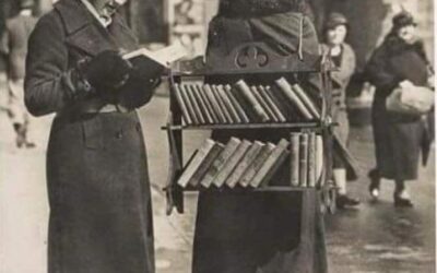 A Walking Library in London during the 1930s- another ingenious  way to get libraries out in the streets !